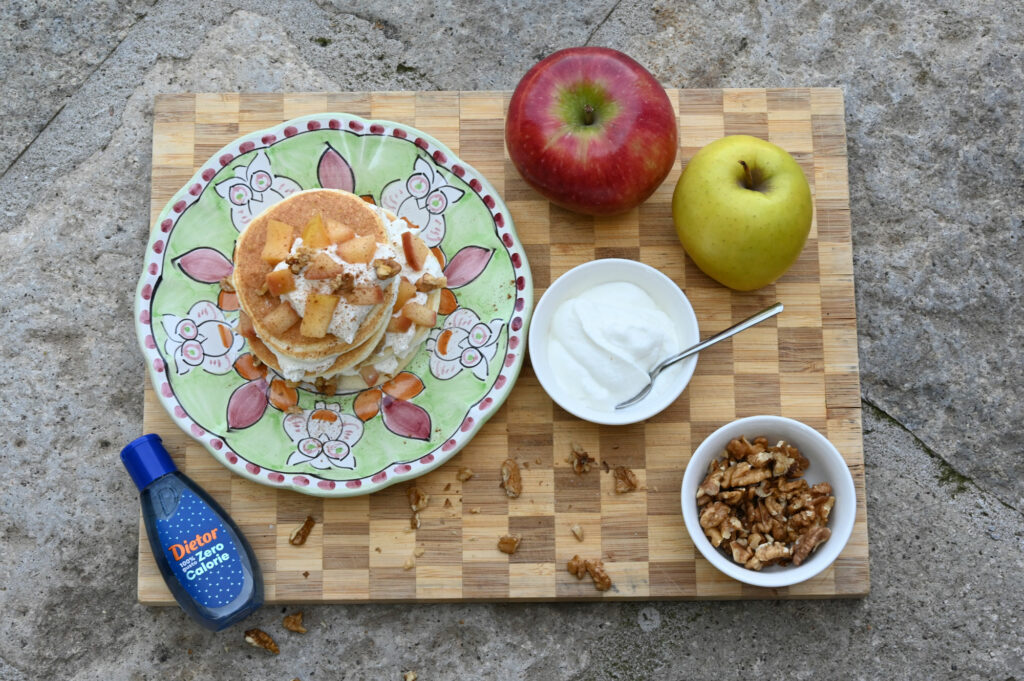 Pancake di albumi con yogurt greco, mele alla cannella e noci