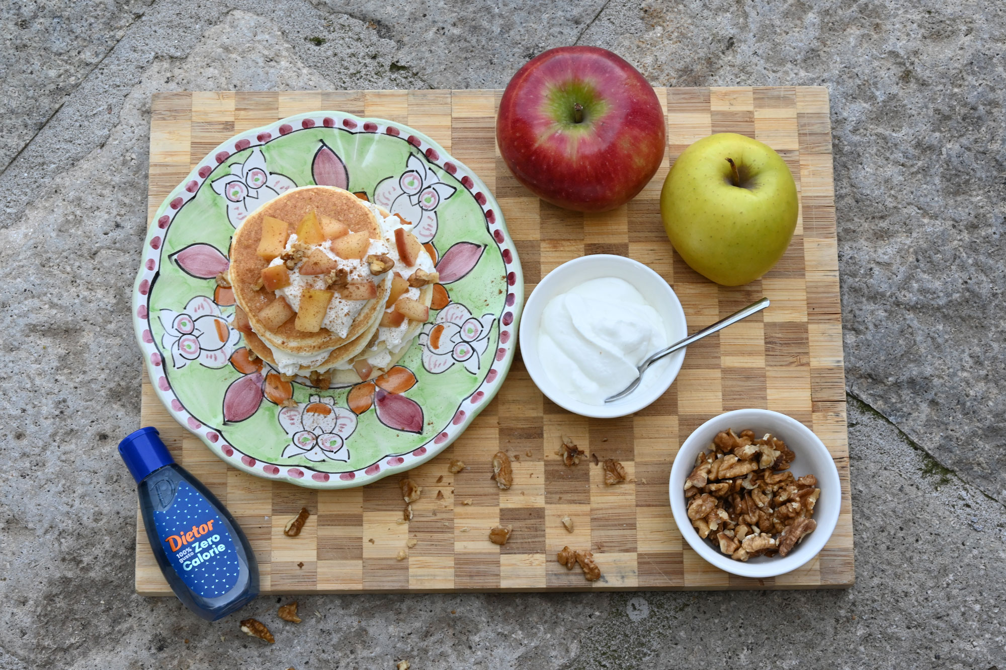 Pancake di albumi con yogurt greco, mele alla cannella e noci