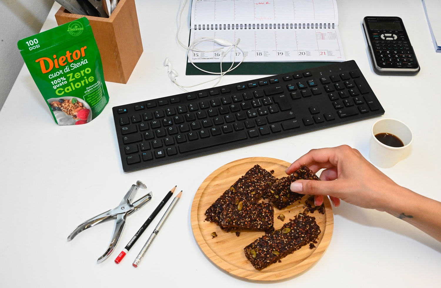 Barrette al cioccolato con cereali soffiati e fioccati, frutta secca e semi oleosi