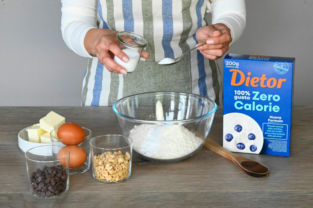 Preparazione cookies alle nocciole e gocce di cioccolato