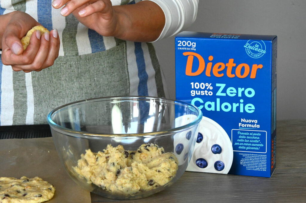 Preparazione cookies alle nocciole e gocce di cioccolato