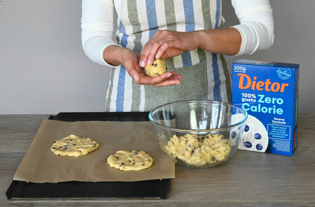 Preparazione cookies alle nocciole e gocce di cioccolato