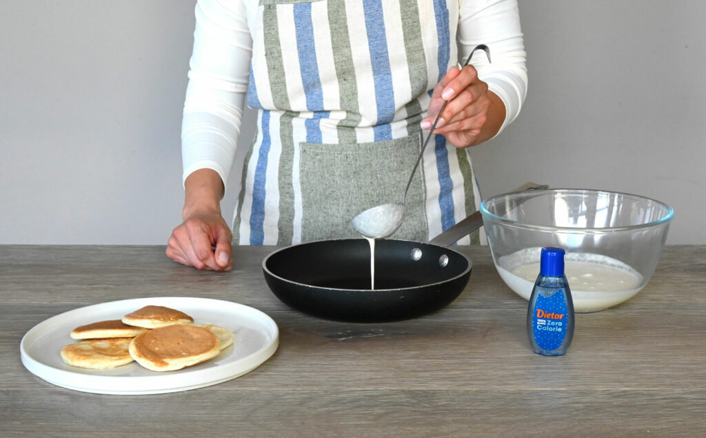 Preparazione pancake di albumi con yogurt greco, mele alla cannella e noci