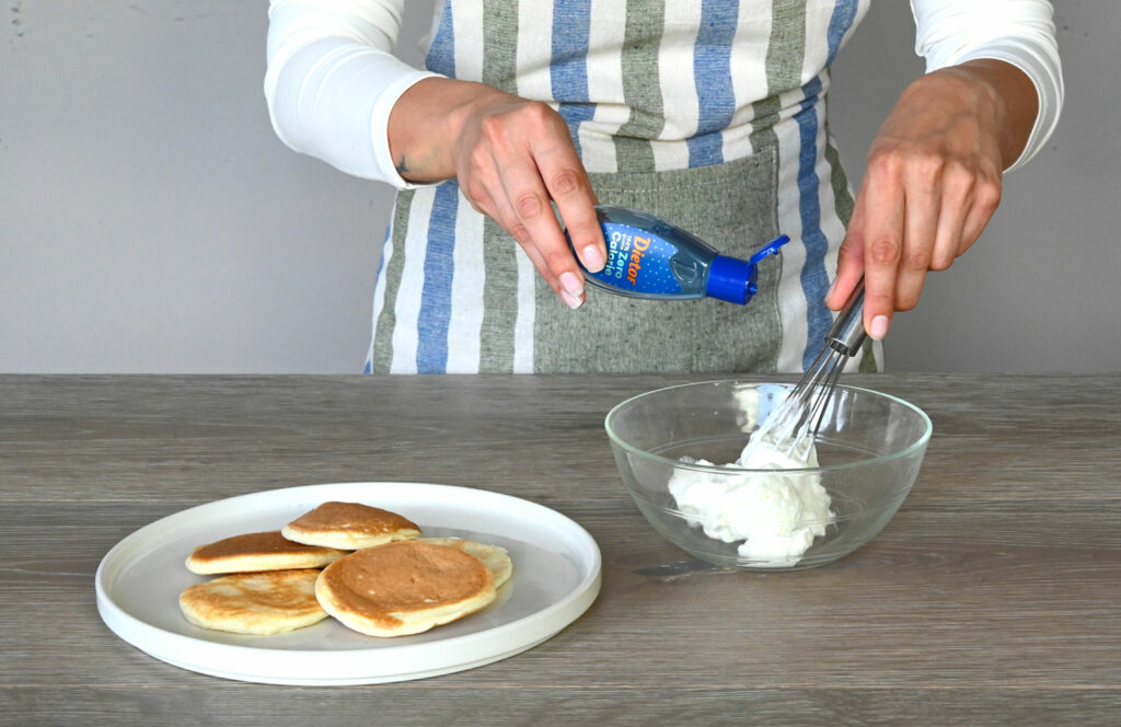 Preparazione pancake di albumi con yogurt greco, mele alla cannella e noci