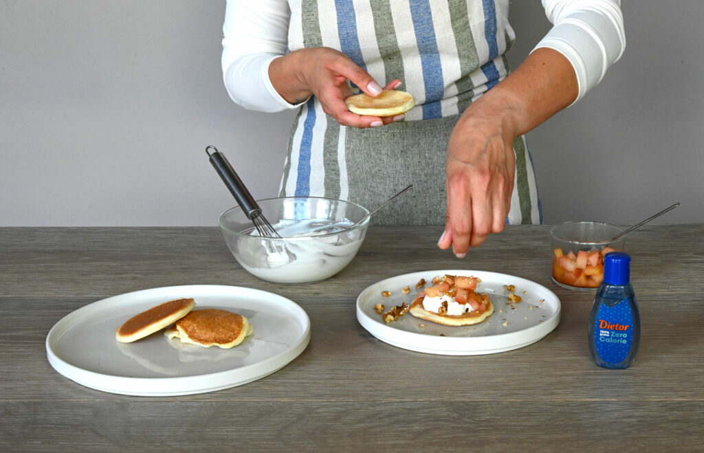 Preparazione pancake di albumi con yogurt greco, mele alla cannella e noci